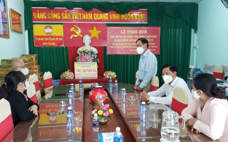 Phật giáo Long An phát 1000 phần quà trị giá 350 triệu đồng