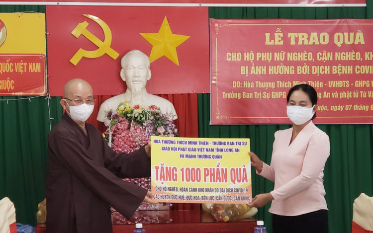 Phật giáo Long An phát 1000 phần quà trị giá 350 triệu đồng