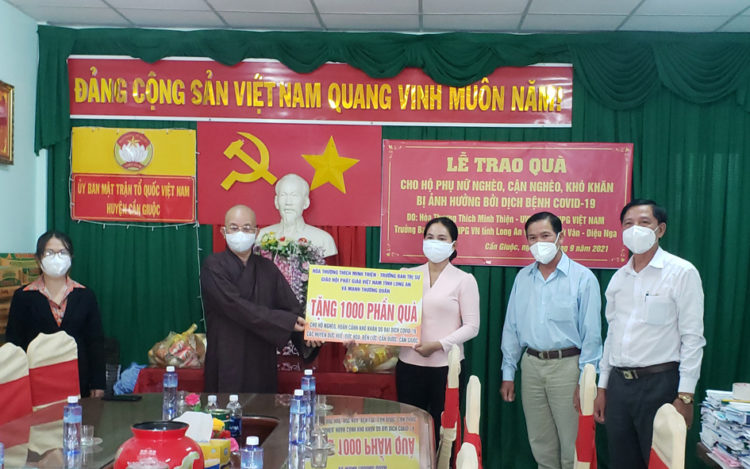 Phật giáo Long An phát 1000 phần quà trị giá 350 triệu đồng