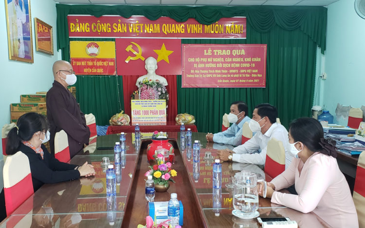 Phật giáo Long An phát 1000 phần quà trị giá 350 triệu đồng