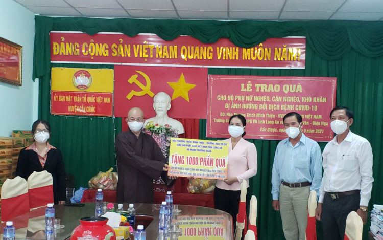 Phật giáo Long An phát 1000 phần quà trị giá 350 triệu đồng