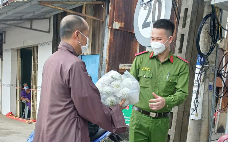 Phật giáo Long An phát 1000 phần quà trị giá 350 triệu đồng