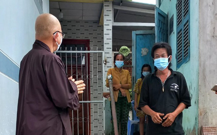 Phật giáo Long An phát 1000 phần quà trị giá 350 triệu đồng