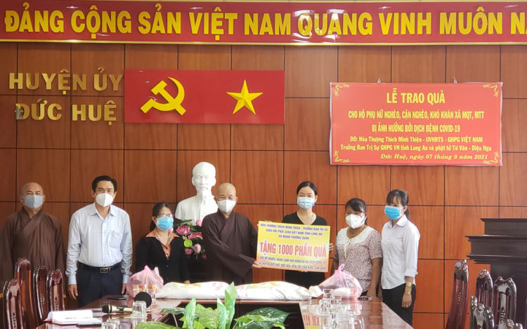 Phật giáo Long An phát 1000 phần quà trị giá 350 triệu đồng