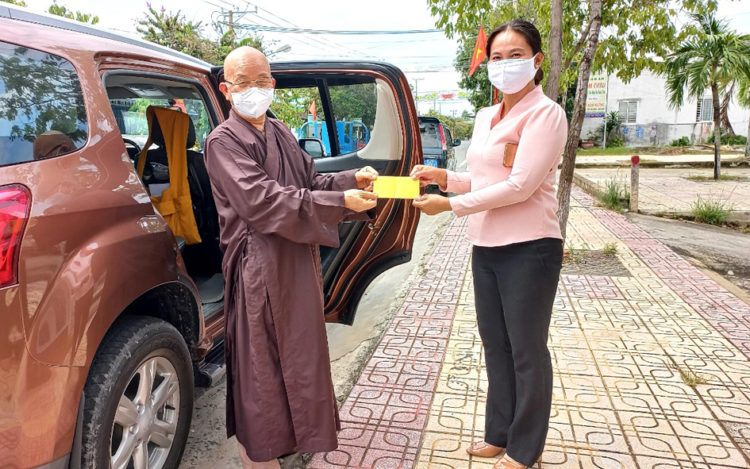Phật giáo Long An phát 1000 phần quà trị giá 350 triệu đồng