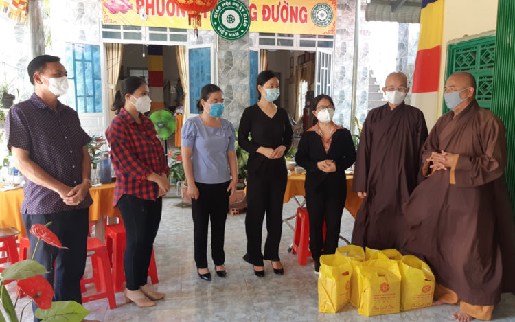 Phật giáo Long An phát 1000 phần quà trị giá 350 triệu đồng