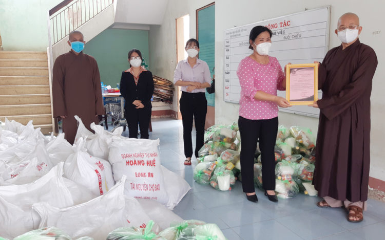 Phật giáo Long An phát 1000 phần quà trị giá 350 triệu đồng