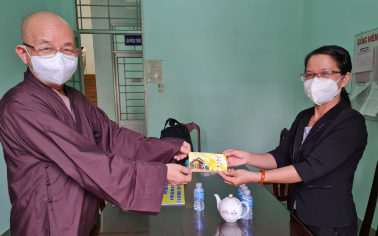 Phật giáo Long An phát 1000 phần quà trị giá 350 triệu đồng