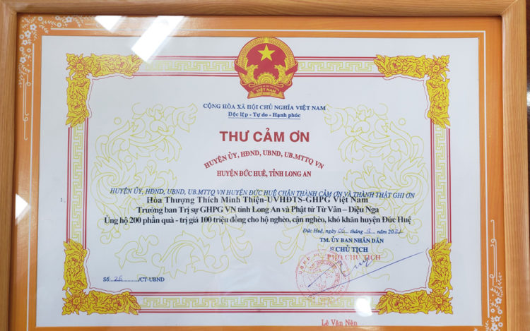 Phật giáo Long An phát 1000 phần quà trị giá 350 triệu đồng
