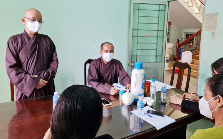 Phật giáo Long An phát 1000 phần quà trị giá 350 triệu đồng