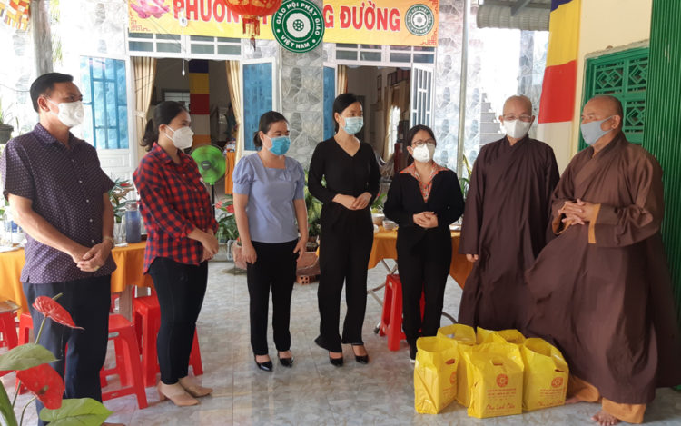 Phật giáo Long An phát 1000 phần quà trị giá 350 triệu đồng