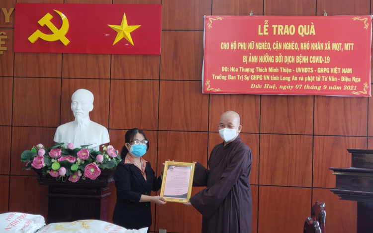 Phật giáo Long An phát 1000 phần quà trị giá 350 triệu đồng