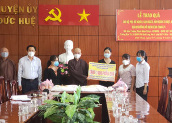 Phật giáo Long An phát 1000 phần quà trị giá 350 triệu đồng