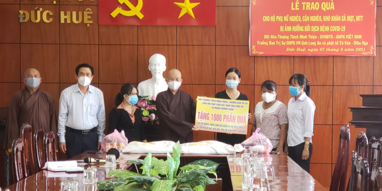 Phật giáo Long An phát 1000 phần quà trị giá 350 triệu đồng