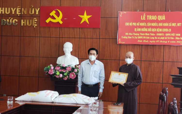 Phật giáo Long An phát 1000 phần quà trị giá 350 triệu đồng
