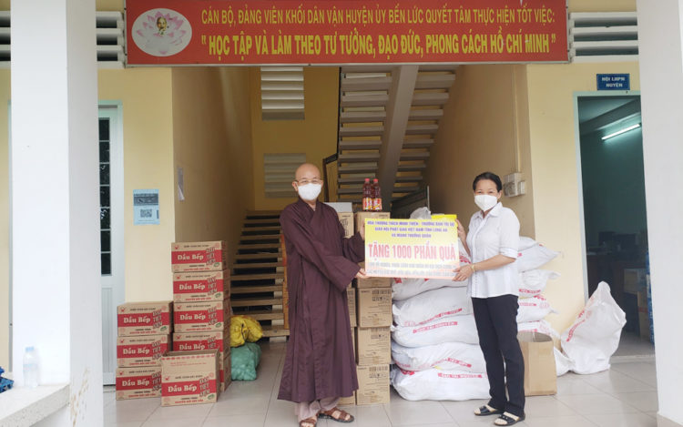 Phật giáo Long An phát 1000 phần quà trị giá 350 triệu đồng