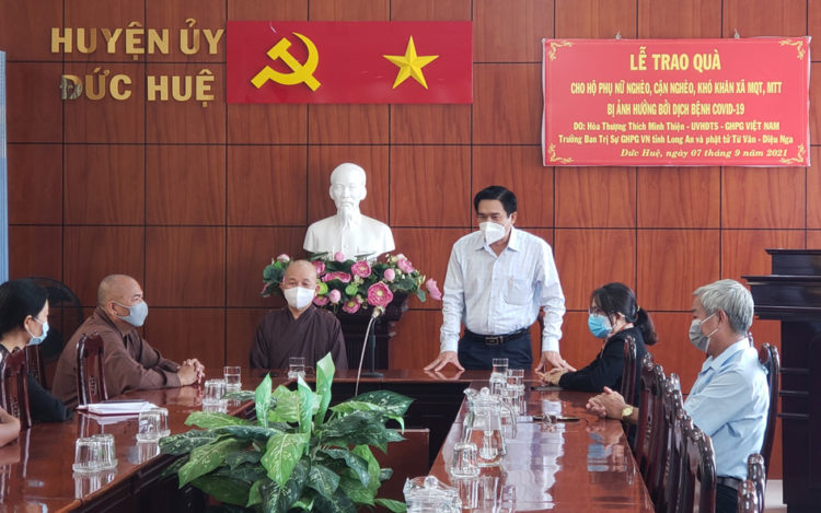 Phật giáo Long An phát 1000 phần quà trị giá 350 triệu đồng