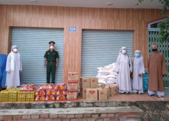 Huyện Bến Lức: Ban Trị sự Phật giáo tặng quà cho bà con, phật tử khó khăn trên địa bàn huyện