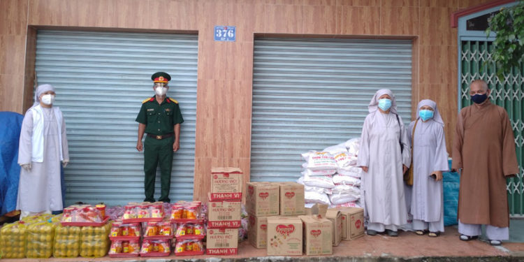 Huyện Bến Lức: Ban Trị sự Phật giáo tặng quà cho bà con, phật tử khó khăn trên địa bàn huyện