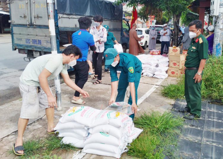 Huyện Bến Lức: Ban Trị sự Phật giáo tặng quà cho bà con, phật tử khó khăn trên địa bàn huyện