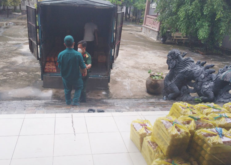 Huyện Bến Lức: Ban Trị sự Phật giáo tặng quà cho bà con, phật tử khó khăn trên địa bàn huyện