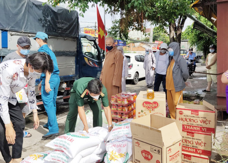 Huyện Bến Lức: Ban Trị sự Phật giáo tặng quà cho bà con, phật tử khó khăn trên địa bàn huyện