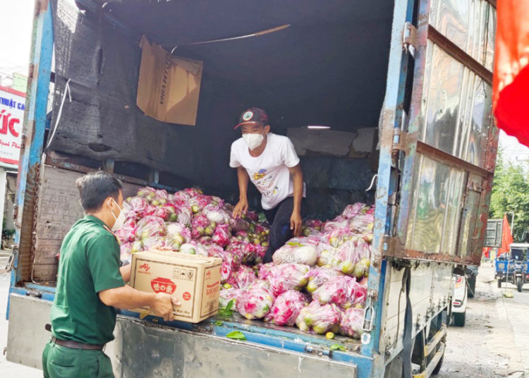 Huyện Bến Lức: Ban Trị sự Phật giáo tặng quà cho bà con, phật tử khó khăn trên địa bàn huyện