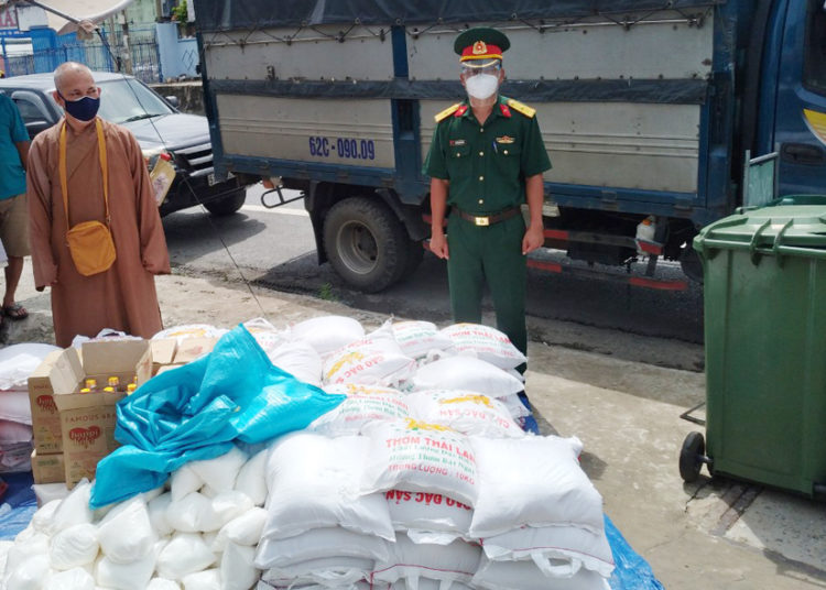Huyện Bến Lức: Ban Trị sự Phật giáo tặng quà cho bà con, phật tử khó khăn trên địa bàn huyện