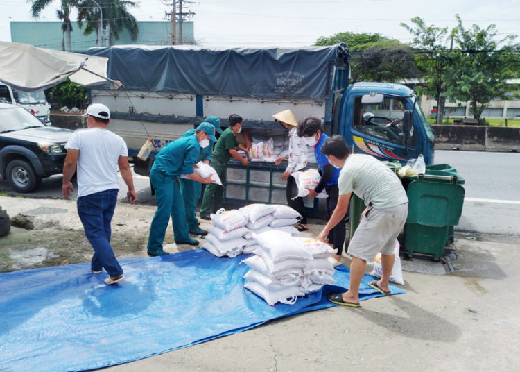 Huyện Bến Lức: Ban Trị sự Phật giáo tặng quà cho bà con, phật tử khó khăn trên địa bàn huyện