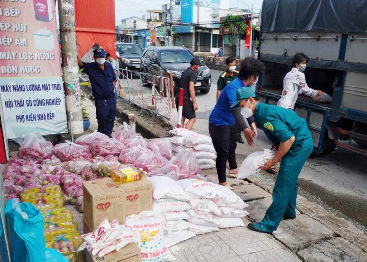 Huyện Bến Lức: Ban Trị sự Phật giáo tặng quà cho bà con, phật tử khó khăn trên địa bàn huyện