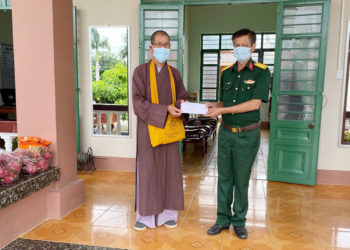 Tân Thạnh: Thượng toạ Thích Lệ Tấn thăm tuyến đầu chống dịch.