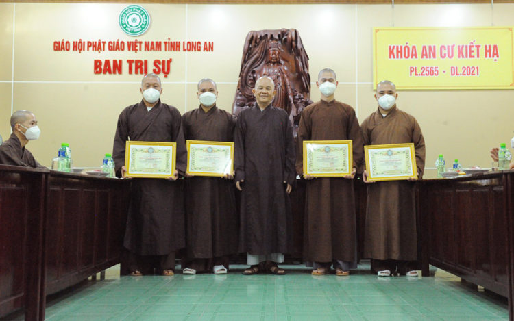 Phật giáo Long An tiếp đón Đoàn chư tăng Miền Bắc đến tham gia hỗ trợ phòng, chống dịch tại Long An