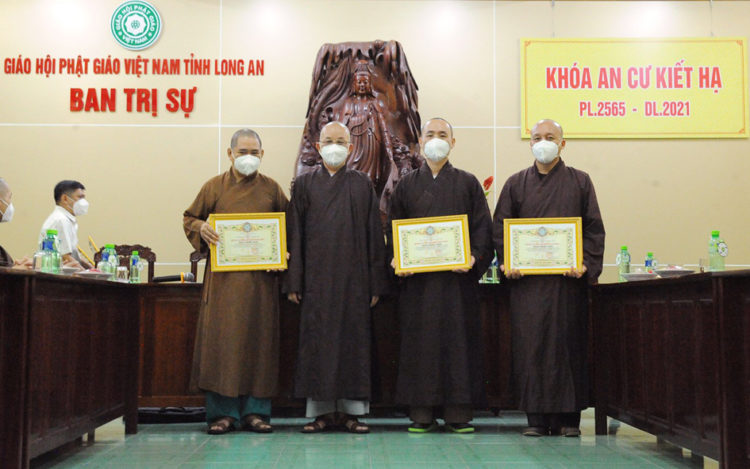 Phật giáo Long An tiếp đón Đoàn chư tăng Miền Bắc đến tham gia hỗ trợ phòng, chống dịch tại Long An