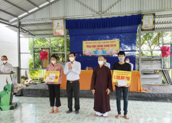 Cần Giuộc:  Đại đức Thích Trung Mỹ trao học bổng cho các em học sinh trước thềm năm học