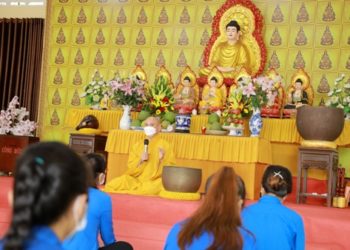 Đại đức Thích Lệ Ngôn thuyết giảng đề tài “vươn lên cùng lý tưởng” với Đoàn viên Thanh niên