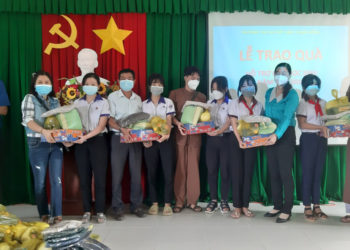 Huyện Tân Thạnh: Chùa Giác Hoa trao tặng 100 phần quà đến học sinh và người dân xã Hậu Thạnh Đông.