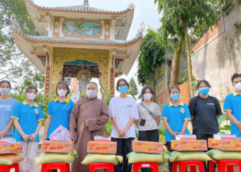 Huyện Tân Thạnh: Câu lạc bộ Hoa Sen chùa Phật Bửu tặng học bổng cho các em học sinh.