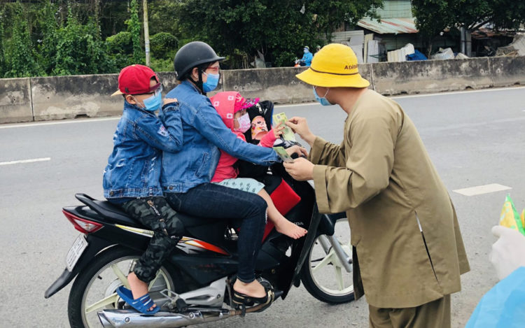 Long An: Tiếp sức cho người dân miền Tây về quê tránh dịch