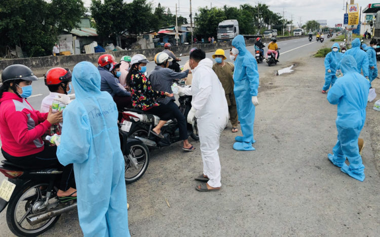 Long An: Tiếp sức cho người dân miền Tây về quê tránh dịch