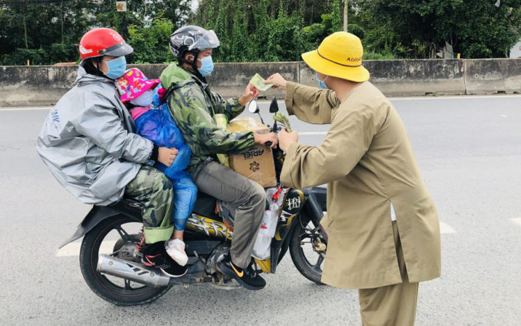Long An: Tiếp sức cho người dân miền Tây về quê tránh dịch