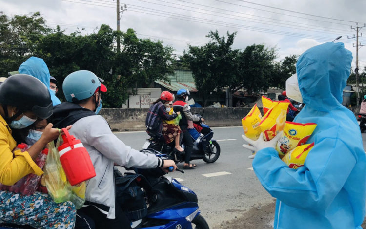 Long An: Tiếp sức cho người dân miền Tây về quê tránh dịch
