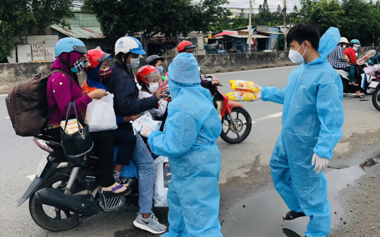 Long An: Tiếp sức cho người dân miền Tây về quê tránh dịch