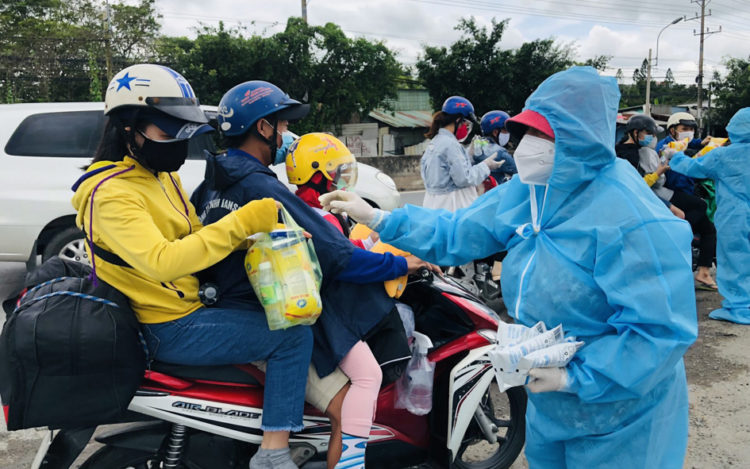 Long An: Tiếp sức cho người dân miền Tây về quê tránh dịch