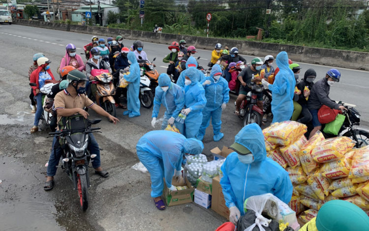 Long An: Tiếp sức cho người dân miền Tây về quê tránh dịch