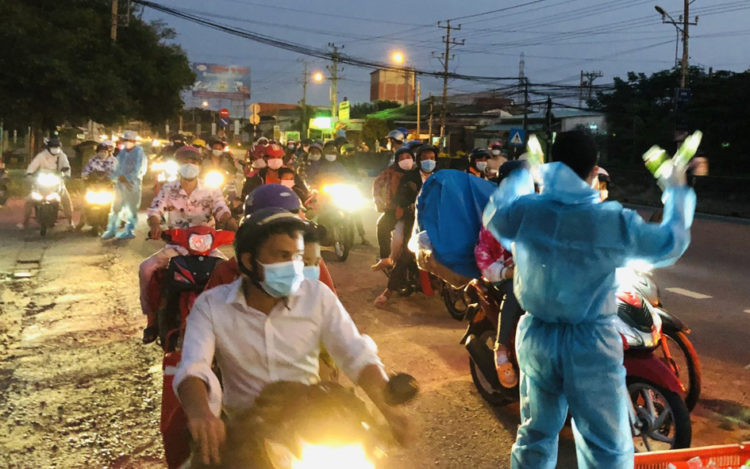Long An: Tiếp sức cho người dân miền Tây về quê tránh dịch