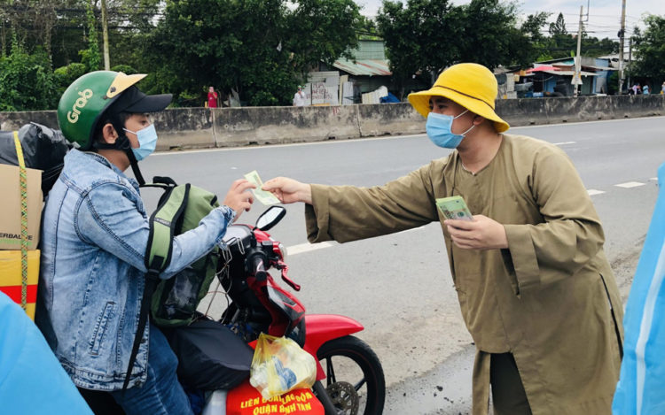 Long An: Tiếp sức cho người dân miền Tây về quê tránh dịch
