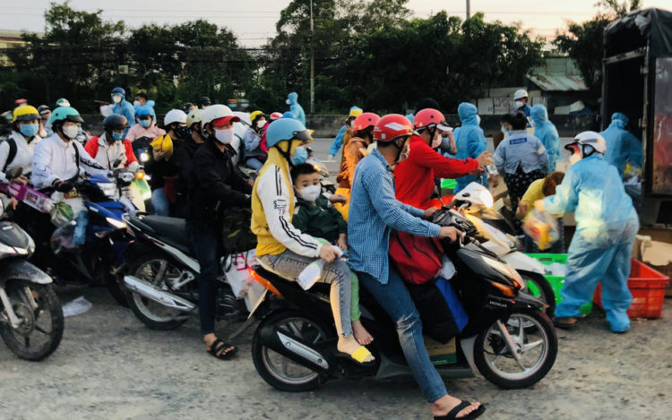 Long An: Tiếp sức cho người dân miền Tây về quê tránh dịch