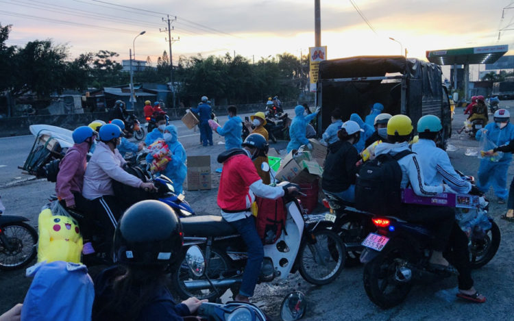 Long An: Tiếp sức cho người dân miền Tây về quê tránh dịch