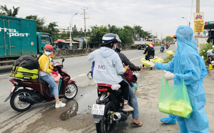 Long An: Tiếp sức cho người dân miền Tây về quê tránh dịch