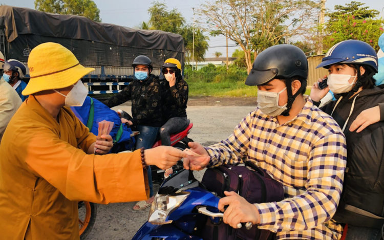 Long An: Tiếp sức cho người dân miền Tây về quê tránh dịch